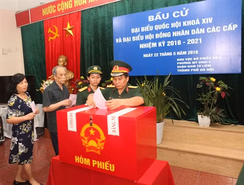 Cử tri bỏ phiếu bầu cử tại khu vực bỏ phiếu số 5, phường Mỹ Đình 2, quận Nam Từ Liêm (Hà Nội). Ảnh: Văn Điệp – TTXVN