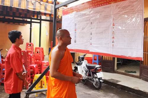Sư sãi chùa Chăntaransay tim hiểu tiều sử ứng cử viên trước khi bỏ phiếu bầu