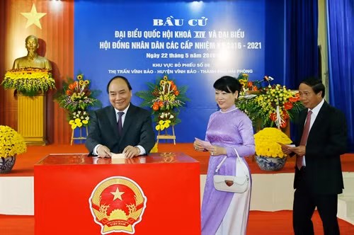 Sáng 22/5/2016, Thủ tướng Nguyễn Xuân Phúc và Phu nhân đến bỏ phiếu bầu cử đại biểu Quốc hội khóa XIV và đại biểu Hội đồng nhân dân các cấp nhiệm kỳ 2016-2021 tại khu vực bỏ phiếu số 08, khu phố Đông Thái, thị trấn Vĩnh Bảo, huyện Vĩnh Bảo, thành phố Hải Phòng. Ảnh: Thống Nhất-TTXVN