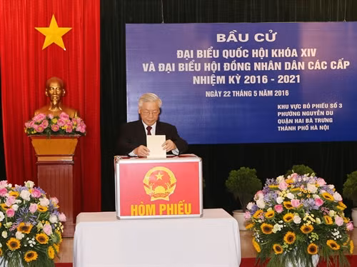 Sáng 22/5, Tổng Bí thư Nguyễn Phú Trọng, Bí thư Quân uỷ Trung ương đến bỏ phiếu bầu đại biểu Quốc hội khoá XIV và đại biểu Hội đồng nhân dân các cấp nhiệm kỳ 2016- 2021 tại Khu vực bỏ phiếu số 3, phường Nguyễn Du, quận Hai Bà Trưng , thành phố Hà Nội. Ảnh: Trí Dũng-TTXVN