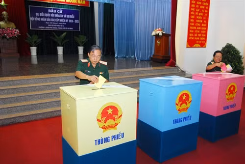 Cử tri là cán bộ, chiến sỹ Quân khu 7 bỏ phiếu bầu. Ảnh: Mạnh Linh- TTXVN