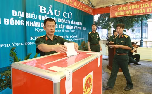 Cử tri là cán bộ, chiến sĩ quân đội bỏ phiếu bầu cử tại khu vực bỏ phiếu số 8, phường Đông Thọ, thành phố Thanh Hóa, tỉnh Thanh Hóa. Ảnh: Hoàng Hùng – TTXVN