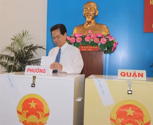 Nguyên Thủ tướng Nguyễn Tấn Dũng bỏ phiếu bầu đại biểu Quốc hội khóa XIV và đại biểu Hội đồng nhân dân các cấp nhiệm kỳ 2016 – 2021 tại khu vực bỏ phiếu số 41, phường 6, quận 3, TP.Hồ Chí Minh. Ảnh: Quang Nhựt - TTXVN