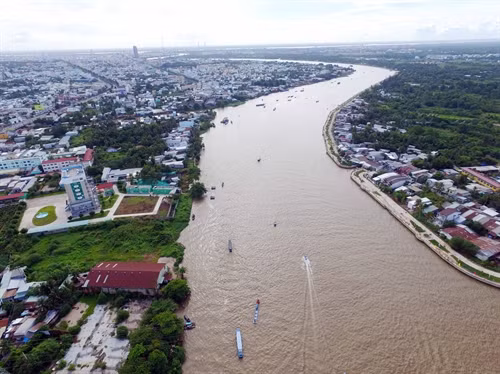 Giao thông đường thủy nội địa trên sông Hậu.