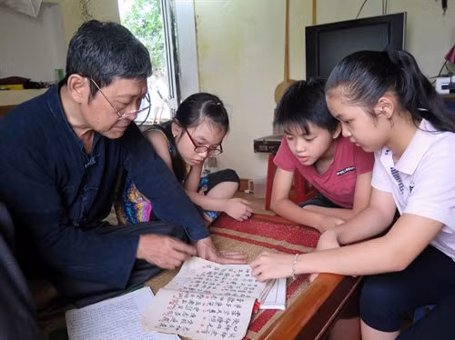Nghệ nhân Thàm Ngọc Kiến giới thiệu sách cổ ghi các bài hát Then.