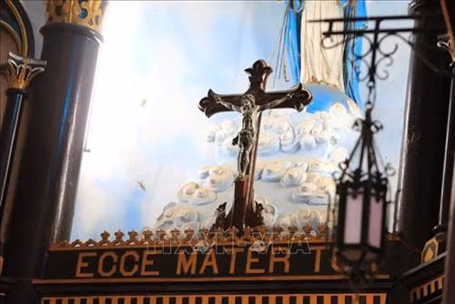 Nhà thờ là công trình kiệt tác bằng gỗ mang phong cách Basilica duy nhất còn lại trên thế giới. Ảnh: Thành Đạt – TTXVN Toàn cảnh nhà thờ Gỗ Kon Tum. Ảnh: Thành Đạt – TTXVN Các giáo dân đi lễ tại nhà thờ gỗ Kon Tum. Ảnh: Thành Đạt – TTXVN Nhà thờ gỗ Kon Tum nổi bật giữa cái nắng của Tây Nguyên. Ảnh: Thành Đạt – TTXVN Kiến trúc bên trong thánh đường nhà thờ Gỗ Kon Tum. Ảnh: Thành Đạt – TTXVN Kiến trúc bên trong thánh đường nhà thờ Gỗ Kon Tum. Ảnh: Thành Đạt – TTXVN Vẻ độc đáo của nhà thờ được xây dựng bằng chất liệu gỗ toát lên vẻ trang nghiêm của nơi thờ phụng mà vẫn rất gần gũi với cuộc sống của người dân. Ảnh: Thành Đạt - TTXVN