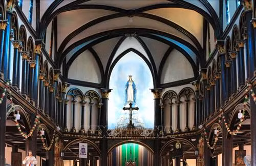 Nhà thờ là công trình kiệt tác bằng gỗ mang phong cách Basilica duy nhất còn lại trên thế giới. Ảnh: Thành Đạt – TTXVN Toàn cảnh nhà thờ Gỗ Kon Tum. Ảnh: Thành Đạt – TTXVN Các giáo dân đi lễ tại nhà thờ gỗ Kon Tum. Ảnh: Thành Đạt – TTXVN Nhà thờ gỗ Kon Tum nổi bật giữa cái nắng của Tây Nguyên. Ảnh: Thành Đạt – TTXVN Kiến trúc bên trong thánh đường nhà thờ Gỗ Kon Tum. Ảnh: Thành Đạt – TTXVN Kiến trúc bên trong thánh đường nhà thờ Gỗ Kon Tum. Ảnh: Thành Đạt – TTXVN Vẻ độc đáo của nhà thờ được xây dựng bằng chất liệu gỗ toát lên vẻ trang nghiêm của nơi thờ phụng mà vẫn rất gần gũi với cuộc sống của người dân. Ảnh: Thành Đạt - TTXVN