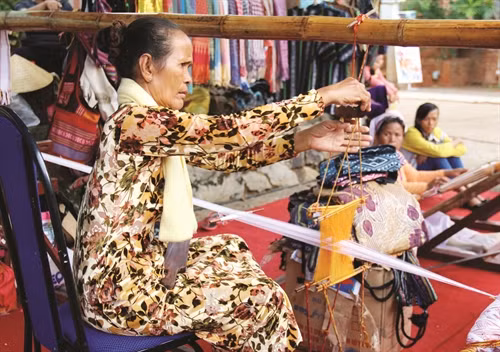 Nghệ nhân trình diễn dệt thổ cẩm