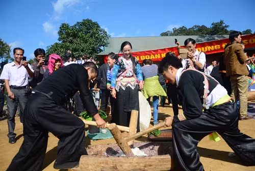 Thi giã bánh dày tại ngày hội. Ảnh: Xuân Tư – TTXVN