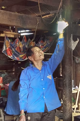 Niềm vui của gia đình chị Trương Thị Hương ngày có điện.