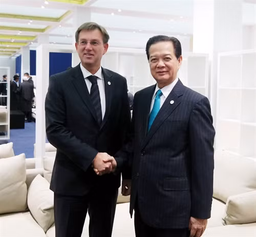 Bên lề Hội nghị lần thứ 21 Công ước khung của Liên hợp quốc về Biến đổi khí hậu (COP21), ngày 1/12/2015 (theo giờ Việt Nam), tại Thủ đô Paris, Cộng hòa Pháp, Thủ tướng Chính phủ Nguyễn Tấn Dũng gặp Thủ tướng Slovenia Janez Janša. Ảnh: TTXVN phát