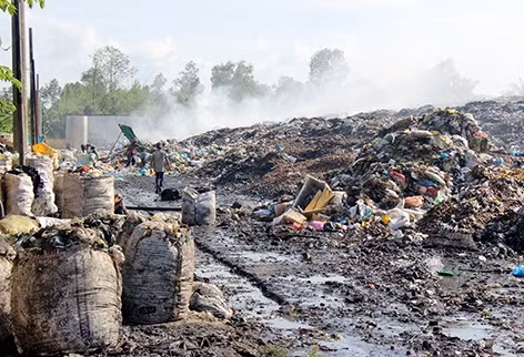 Để duy trì hoạt động, bãi rác Tân Tiến, buộc phải dùng biện pháp đốt để giảm thiểu khối lượng rác.