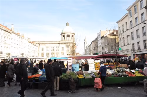 Một góc chợ phiên Molenbeek. Ảnh: Hương Giang – Phóng viên TTXVN tại Bỉ