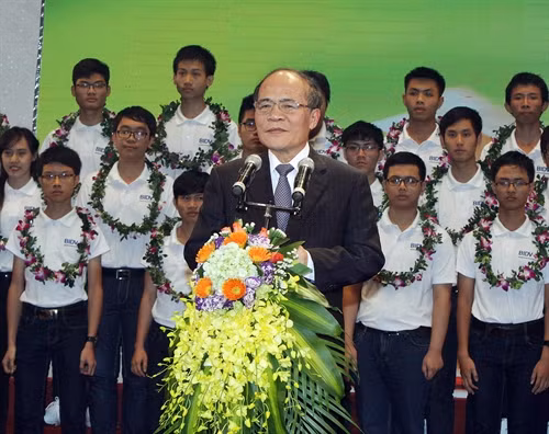 Chủ tịch Quốc hội Nguyễn Sinh Hùng phát biểu tại buổi lễ. Ảnh: Nguyễn Dân – TTXVN