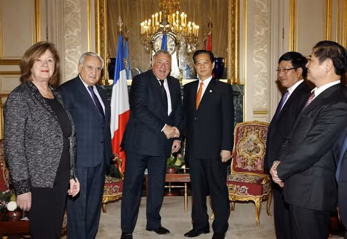 Nhân tham dự Hội nghị lần thứ 21 Công ước khung của Liên hợp quốc về Biến đổi khí hậu (COP21), ngày 1/12/2015, tại Trụ sở Hạ viện Pháp ở Thủ đô Paris, Cộng hòa Pháp, Thủ tướng Chính phủ Nguyễn Tấn Dũng hội kiến với ngài Gerad Larcher, Chủ tịch Thượng viện Pháp. Ảnh: Đức Tám – TTXVN