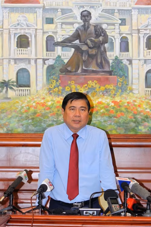 Ông Nguyễn Thành Phong, tân Chủ tịch UBND Thành phố Hồ Chí Minh nhiệm kỳ 2011-2016 trả lời phỏng vấn báo chí.