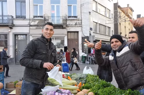 Những người bán hàng vui tính tại chợ phiên Molenbeek. Ảnh : Hương Giang – Phóng viên TTXVN tại Bỉ