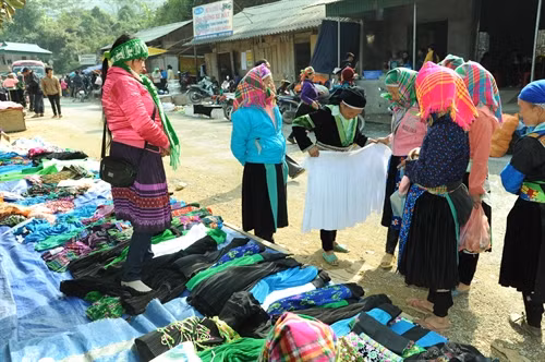 Phụ nữ dân tộc Mông chọn mua trang phục.