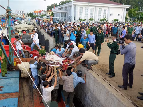 Đưa thi thể nạn nhân lên bờ