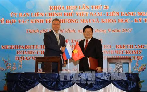 Phó Thủ tướng Trịnh Đình Dũng và Phó Thủ tướng thứ Nhất Liên bang Nga Igor Suvalov ký kết biên bản Khóa họp. Ảnh: Thanh Vũ-TTXVN