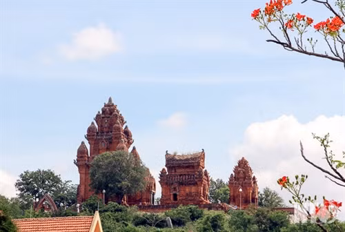 Cụm tháp Hòa Lai gồm tháp Bắc và tháp Nam thuộc địa bàn xã Bắc Phong,Thuận Bắc. Tháp Bắc có kiến trúc khối vuông vững chải với nhiều họa tiết đặc sắc. Tháp Nam mặt tường gạch chạm khắc hoa văn nhưng ở dạng phác thảo. Cấu trúc xây dựng tháp Hòa Lai gồm có ba tầng vững chải. Những mảng điêu khắc hình tượng người và chim Garuda. Họa tiết hoa văn đặc sắc của tháp Hòa Lai. Cửa vào tháp Hòa Lai được mở về hướng Đông. Toàn cảnh cụm tháp Pô Klong Garai thuộc địa bàn phường Đô Vinh. Họa tiết hoa văn và tượng thần trang trí trên các góc tháp. Tháp Pô Klong Garai vào dịp lễ hội Ka tê hàng năm. Du khách tham quan, chụp ảnh lưu niệm tại tháp Pô Klong Garai.