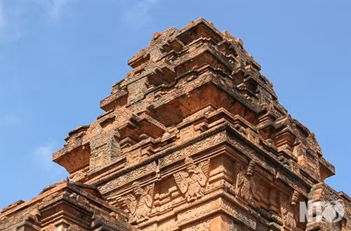 Cụm tháp Hòa Lai gồm tháp Bắc và tháp Nam thuộc địa bàn xã Bắc Phong,Thuận Bắc. Tháp Bắc có kiến trúc khối vuông vững chải với nhiều họa tiết đặc sắc. Tháp Nam mặt tường gạch chạm khắc hoa văn nhưng ở dạng phác thảo. Cấu trúc xây dựng tháp Hòa Lai gồm có ba tầng vững chải. Những mảng điêu khắc hình tượng người và chim Garuda. Họa tiết hoa văn đặc sắc của tháp Hòa Lai. Cửa vào tháp Hòa Lai được mở về hướng Đông. Toàn cảnh cụm tháp Pô Klong Garai thuộc địa bàn phường Đô Vinh. Họa tiết hoa văn và tượng thần trang trí trên các góc tháp. Tháp Pô Klong Garai vào dịp lễ hội Ka tê hàng năm. Du khách tham quan, chụp ảnh lưu niệm tại tháp Pô Klong Garai.