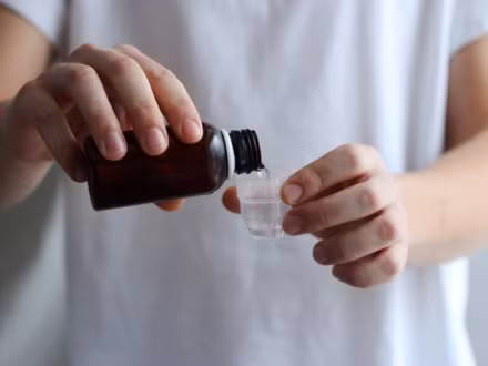Khẩu phần đồ ăn, thức uống tại các nhà hàng ở Mỹ lớn hơn nhiều so với ở châu Âu. Nhiều người nước ngoài rất ngạc nhiên khi tại Mỹ có rất nhiều cơ sở, địa điểm sử dụng loại hình dịch vụ Drive-Thru (lái xe đi qua, không cần xuống xe mà vẫn mua được hàng). Các du khách thấy khó hiểu khi đi đến đâu cũng thấy những biển quảng cáo về luật sư như thế này. Nhiều quảng cáo thuốc khiến họ khiếp sợ. Một du khách cho hay: “Ngồi trong phòng khách sạn tại Vegas và nghe một loạt các tác dụng phụ của một số loại thuốc, tôi không hiểu sao mọi người có thể uống mấy loại thuốc này. Có loại thuốc, tôi không nhớ cụ thể nhưng chắc chắn “tử vong” không phải... do tác dụng phụ”. Nhiều người đồng tình rằng số lượng sóc tại Mỹ quá nhiều, và lũ sóc còn bạo dạn đến đáng sợ. Dù biết Mỹ là một quốc gia rất rộng lớn, nhưng kích thước nhà cửa, đường xá, bãi đỗ xe vẫn khiến nhiều người choáng ngợp khi so với châu Âu. Một du khách cho hay: “Tôi xem TV và thấy ngạc nhiên khi ở Mỹ có những khu nhà liền kề lớn như vậy. Tôi cứ tưởng những người sống ở đó rất giàu có nhưng hóa ra đây chỉ là loại nhà tiêu chuẩn ở vùng ngoại ô.” Kích thước to lớn của nước Mỹ khiến nhiều du khách choáng váng. “Phải mất một thời gian tôi mới nhận ra là mình không thể lái xe từ thành phố New York đến hẻm núi Grand Canyon chỉ trong một ngày” – một du khách bày tỏ. Người Mỹ dường như thân thiện hơn nhiều so với các nước khác, thậm chí quá thân thiện đến mức gây khó chịu. Một du khách kể lại: “Bố mẹ tôi bị lạc và phải hỏi đường, sau 5 phút, có tới 20 người tươi cười vây quanh họ và cố giúp đỡ. Một số còn đề nghị lái xe đưa bố mẹ tôi về khách sạn". Ở châu Âu, các buồng vệ sinh được ngăn cách rõ ràng và có cửa sát đất. Còn ở Mỹ, khoảng trống của cửa buồng vệ sinh khiến nhiều người không thoải mái và có cảm giác như có ai đó đang theo dõi mình. Khách du lịch không biết nhiều về các loại thuế ở Mỹ, và đó là lý do mỗi khi mua hàng, họ lại phàn nàn vì phải trả nhiều tiền hơn so với giá được ghi trên sản phẩm.