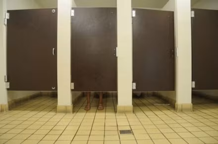 Khẩu phần đồ ăn, thức uống tại các nhà hàng ở Mỹ lớn hơn nhiều so với ở châu Âu. Nhiều người nước ngoài rất ngạc nhiên khi tại Mỹ có rất nhiều cơ sở, địa điểm sử dụng loại hình dịch vụ Drive-Thru (lái xe đi qua, không cần xuống xe mà vẫn mua được hàng). Các du khách thấy khó hiểu khi đi đến đâu cũng thấy những biển quảng cáo về luật sư như thế này. Nhiều quảng cáo thuốc khiến họ khiếp sợ. Một du khách cho hay: “Ngồi trong phòng khách sạn tại Vegas và nghe một loạt các tác dụng phụ của một số loại thuốc, tôi không hiểu sao mọi người có thể uống mấy loại thuốc này. Có loại thuốc, tôi không nhớ cụ thể nhưng chắc chắn “tử vong” không phải... do tác dụng phụ”. Nhiều người đồng tình rằng số lượng sóc tại Mỹ quá nhiều, và lũ sóc còn bạo dạn đến đáng sợ. Dù biết Mỹ là một quốc gia rất rộng lớn, nhưng kích thước nhà cửa, đường xá, bãi đỗ xe vẫn khiến nhiều người choáng ngợp khi so với châu Âu. Một du khách cho hay: “Tôi xem TV và thấy ngạc nhiên khi ở Mỹ có những khu nhà liền kề lớn như vậy. Tôi cứ tưởng những người sống ở đó rất giàu có nhưng hóa ra đây chỉ là loại nhà tiêu chuẩn ở vùng ngoại ô.” Kích thước to lớn của nước Mỹ khiến nhiều du khách choáng váng. “Phải mất một thời gian tôi mới nhận ra là mình không thể lái xe từ thành phố New York đến hẻm núi Grand Canyon chỉ trong một ngày” – một du khách bày tỏ. Người Mỹ dường như thân thiện hơn nhiều so với các nước khác, thậm chí quá thân thiện đến mức gây khó chịu. Một du khách kể lại: “Bố mẹ tôi bị lạc và phải hỏi đường, sau 5 phút, có tới 20 người tươi cười vây quanh họ và cố giúp đỡ. Một số còn đề nghị lái xe đưa bố mẹ tôi về khách sạn". Ở châu Âu, các buồng vệ sinh được ngăn cách rõ ràng và có cửa sát đất. Còn ở Mỹ, khoảng trống của cửa buồng vệ sinh khiến nhiều người không thoải mái và có cảm giác như có ai đó đang theo dõi mình. Khách du lịch không biết nhiều về các loại thuế ở Mỹ, và đó là lý do mỗi khi mua hàng, họ lại phàn nàn vì phải trả nhiều tiền hơn so với giá được ghi trên sản phẩm.