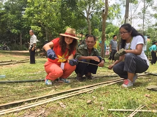 Du khách trải nghiệm công việc cùng người dân.