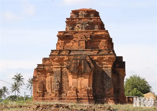 Cụm tháp Hòa Lai gồm tháp Bắc và tháp Nam thuộc địa bàn xã Bắc Phong,Thuận Bắc. Tháp Bắc có kiến trúc khối vuông vững chải với nhiều họa tiết đặc sắc. Tháp Nam mặt tường gạch chạm khắc hoa văn nhưng ở dạng phác thảo. Cấu trúc xây dựng tháp Hòa Lai gồm có ba tầng vững chải. Những mảng điêu khắc hình tượng người và chim Garuda. Họa tiết hoa văn đặc sắc của tháp Hòa Lai. Cửa vào tháp Hòa Lai được mở về hướng Đông. Toàn cảnh cụm tháp Pô Klong Garai thuộc địa bàn phường Đô Vinh. Họa tiết hoa văn và tượng thần trang trí trên các góc tháp. Tháp Pô Klong Garai vào dịp lễ hội Ka tê hàng năm. Du khách tham quan, chụp ảnh lưu niệm tại tháp Pô Klong Garai.