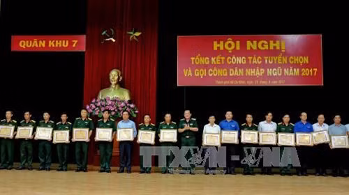 Trung tướng Võ Minh Lương, Tư lệnh Quân Khu 7, trao Bằng khen của Bộ Tư lệnh Quân Khu 7 cho các tập thể tiêu biểu trong công tác kêu gọi công dân nhập ngũ năm 2017. Ảnh: Thế Anh-TTXVN