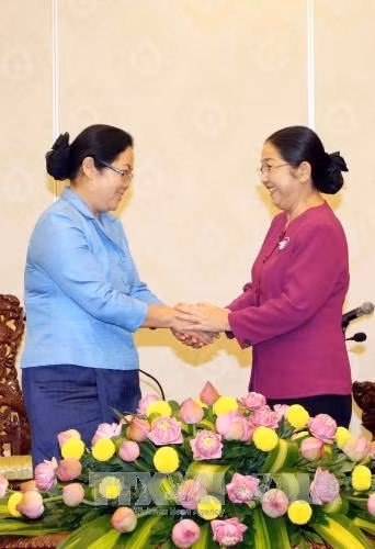 Phó Bí thư Thành ủy Thành phố Hồ Chí Minh Nguyễn Thị Dung và Phó Bí thư Thường trực Tỉnh ủy Xiêng Khoảng U-thên Ma-xi-xôn-xay. Ảnh: Thanh Vũ-TTXVN