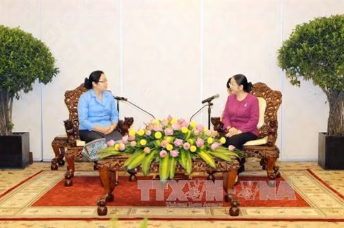 Phó Bí thư Thành ủy Thành phố Hồ Chí Minh Nguyễn Thị Dung tiếp Phó Bí thư Thường trực Tỉnh ủy tỉnh Xiêng Khoảng U-thên Ma-xi-xôn-xay. Ảnh: Thanh Vũ-TTXVN