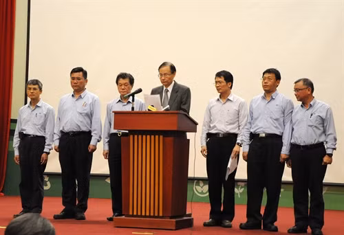 Trong ảnh (tư liệu): Trước đó, Chủ tịch Hội đồng quản trị Công ty TNHH Gang thép Hưng Nghiệp Formosa Hà Tĩnh Trần Nguyên Thành và các thành viên công ty đã thừa nhận trách nhiệm gây ra sự cố môi trường biển tại 4 tỉnh miền Trung thời gian vừa qua; xin lỗi Đảng, Nhà nước và nhân dân Việt Nam cùng các cam kết bồi thường thiệt hại, khắc phục sự cố môi trường và các cam kết liên quan khác, trước đại diện các bộ, ngành Trung ương và cơ quan thông tấn, báo chí (ảnh chụp tại Trụ sở Bộ Tài nguyên và Môi trường ở Hà Nội, chiều 29/6/2016). Ảnh: TTXVN