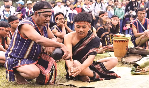 Nghi thức rửa tay cho chú rể nhằm rửa sạch bụi trần trước khi cô dâu, chú rể có cuộc sống mới