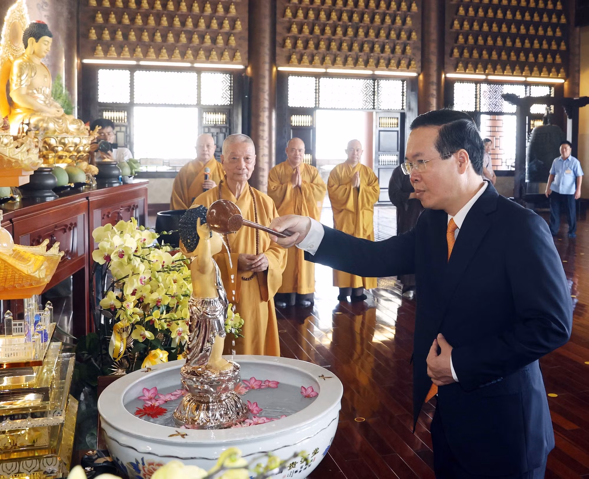 Chủ tịch nước Võ Văn Thưởng chúc mừng Đại lễ Phật đản tại Thành phố Hồ Chí Minh ảnh 1