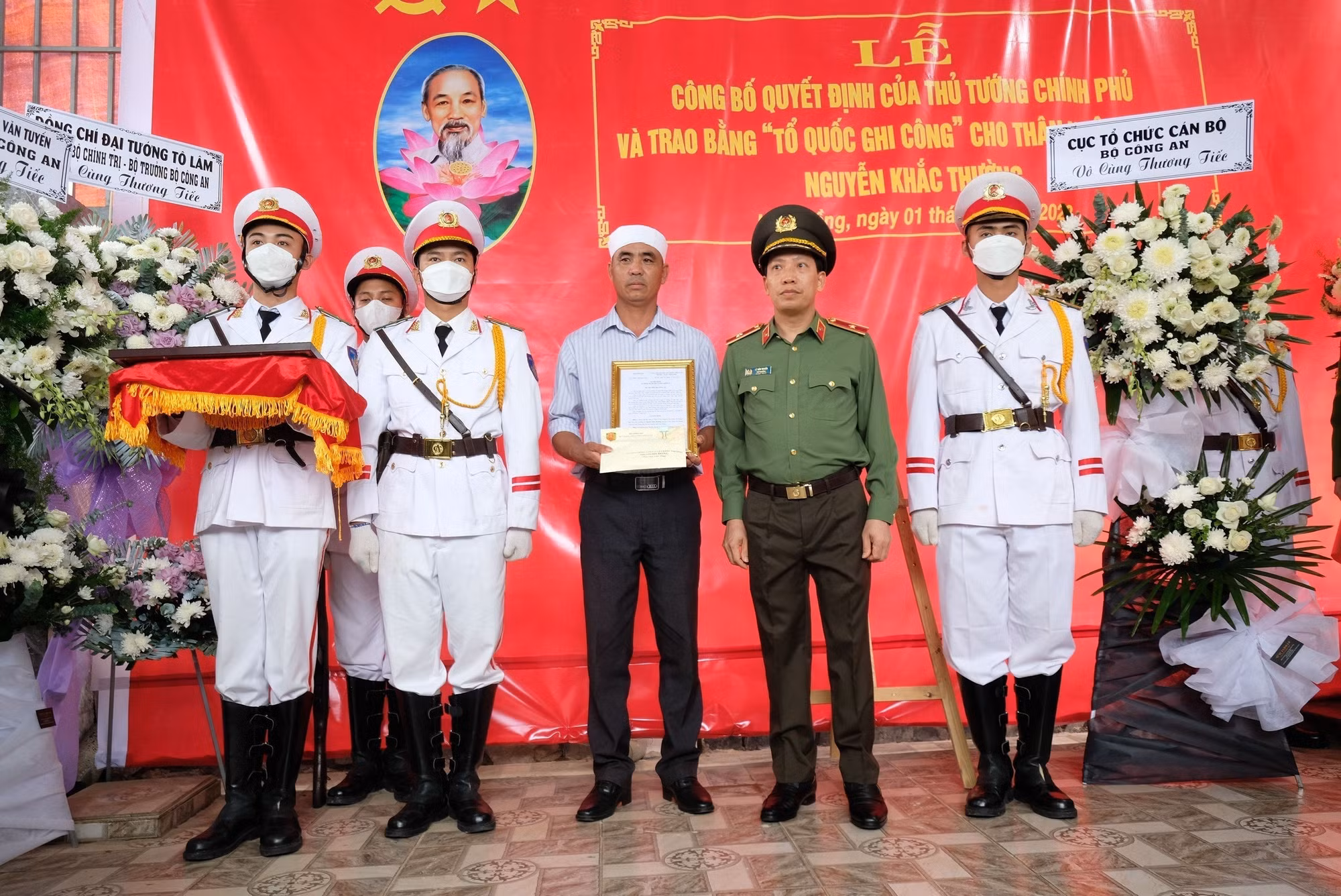Trao Bằng "Tổ quốc ghi công" và Quyết định thăng quân hàm đối với Cảnh sát Giao thông hy sinh trên đèo Bảo Lộc ảnh 2