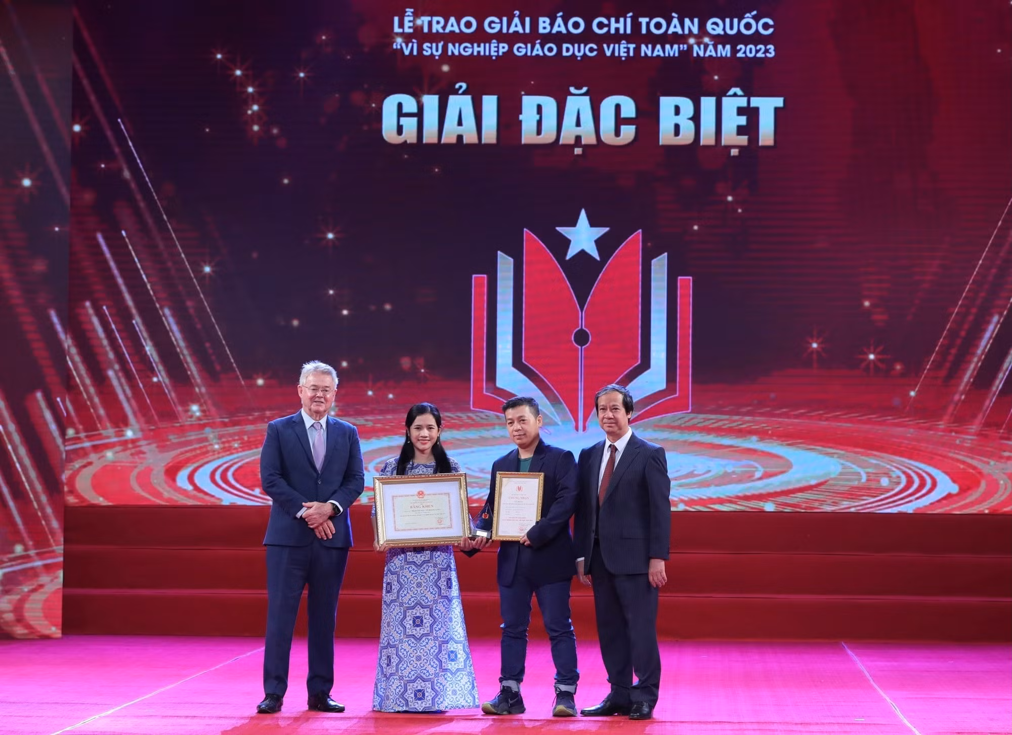 Tác giả Phạm Thị Mai, Võ Hoàng Long (Báo điện tử VietnamPlus) với tác phẩm “Thiếu giáo viên khắp cả nước - ngành giáo dục chật vật đổi mới” nhận giải Đặc biệt. Ảnh: Hoàng Hiếu - TTXVN