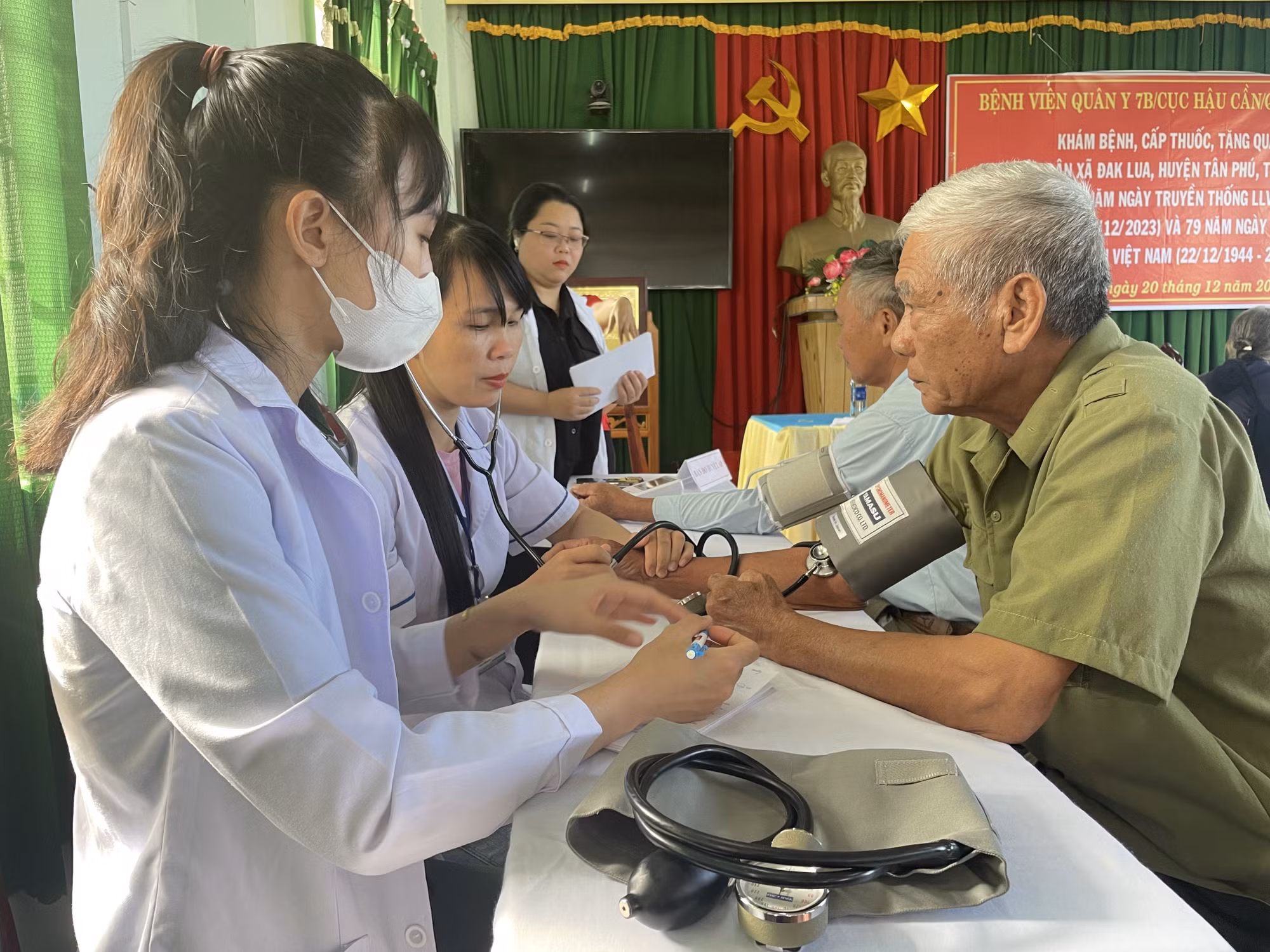 Khám bệnh, tặng quà cho người cao tuổi, dân tộc thiểu số ở Đồng Nai ảnh 1
