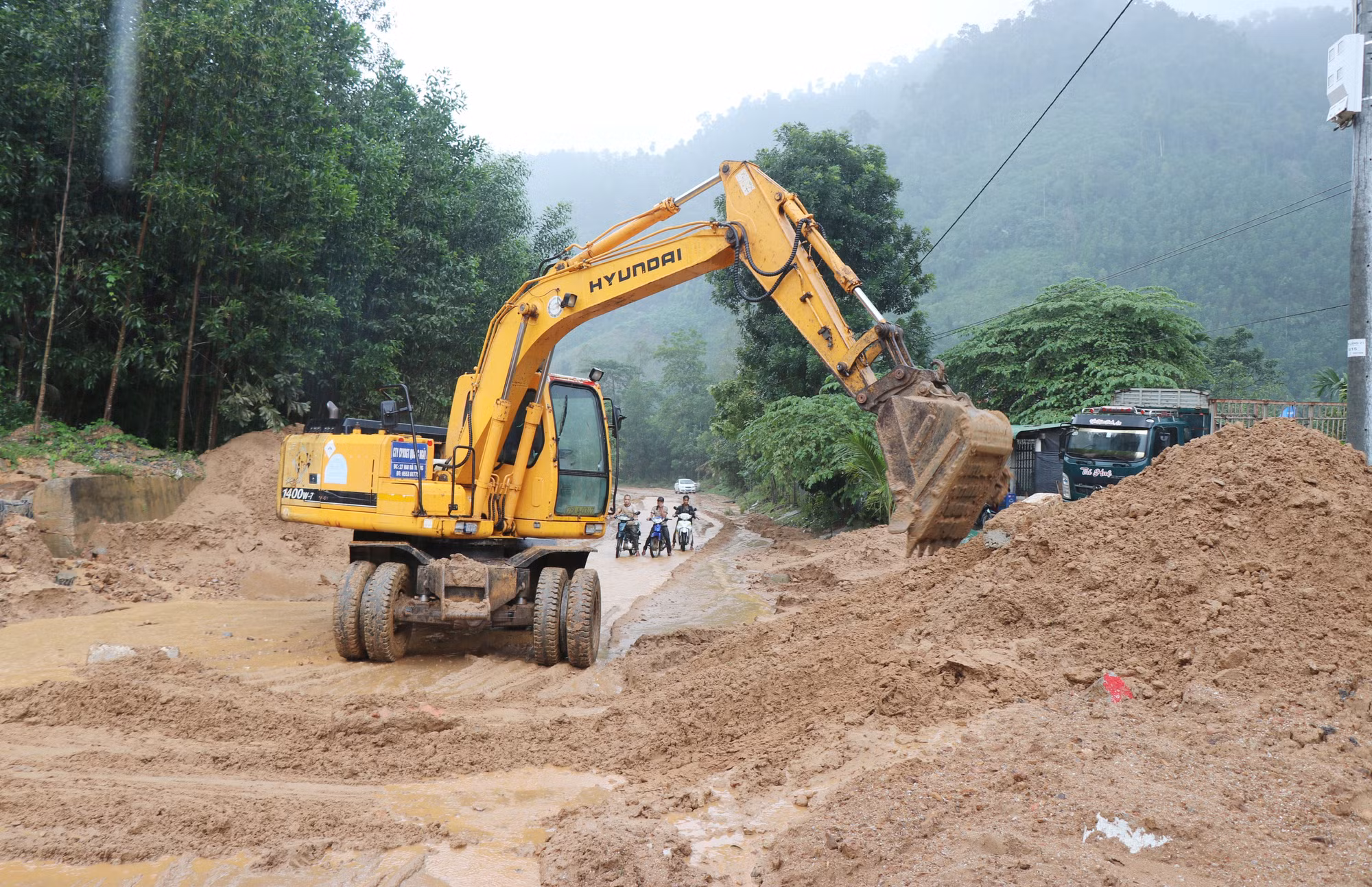 Quảng Ngãi khẩn trương khắc phục sạt lở, đảm bảo lưu thông thông suốt ảnh 4