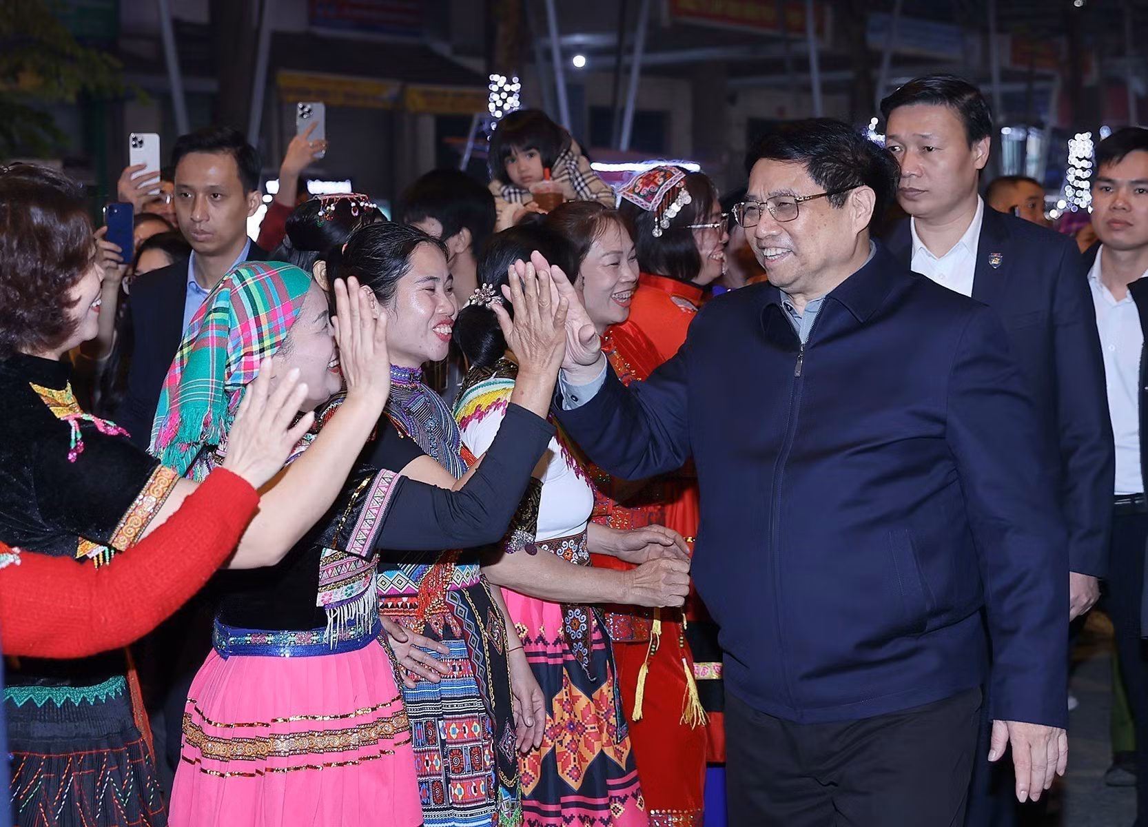 Thủ tướng Phạm Minh Chính đón năm mới 2024 cùng nhân dân Cao Bằng ảnh 4 Thủ tướng Phạm Minh Chính đón năm mới 2024 cùng nhân dân Cao Bằng ảnh 4