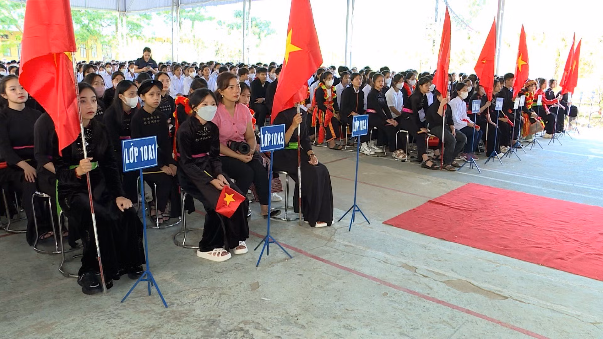 Các em học sinh trường THPT Minh Quang, huyện Chiêm Hóa, tỉnh Tuyên Quang tại lễ khai giảng năm học mới. Ảnh: Quang Cường