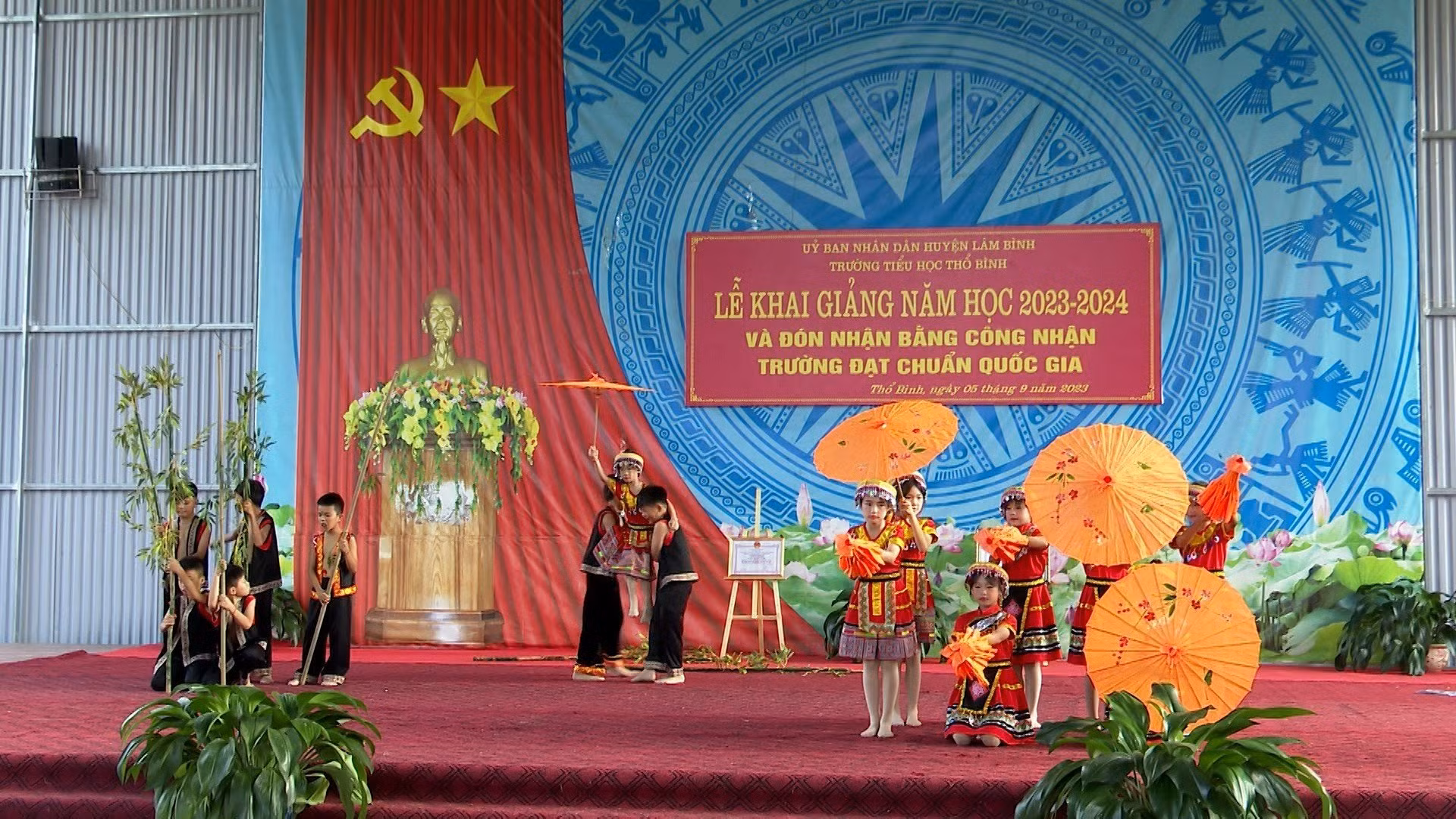 Một tiết mục văn nghệ tại lễ khai giảng năm học mới của các em học sinh trường tiểu học Thổ Bình, huyện Lâm Bình, tỉnh Tuyên Quang. Ảnh: Quang Cường