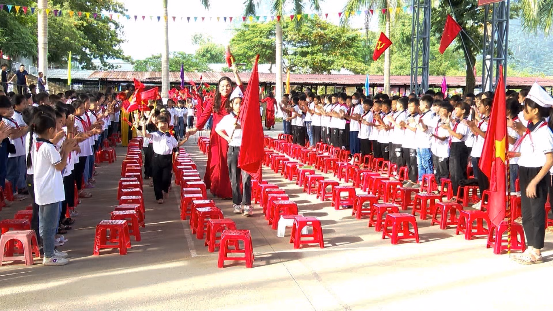 Không khí lễ khai giảng tại trường tiểu học Thổ Bình, huyện Lâm Bình, tỉnh Tuyên Quang. Ảnh: Quang Cường
