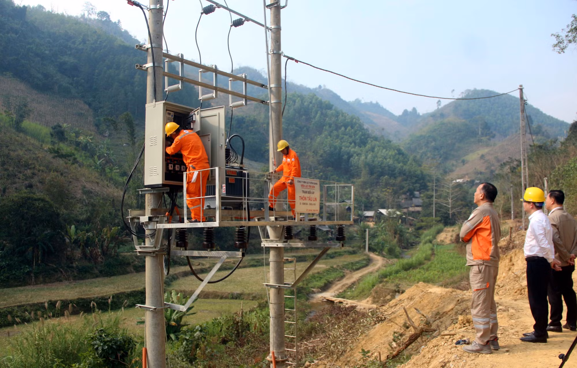Điện về - bản Mông vui đón Tết ảnh 2