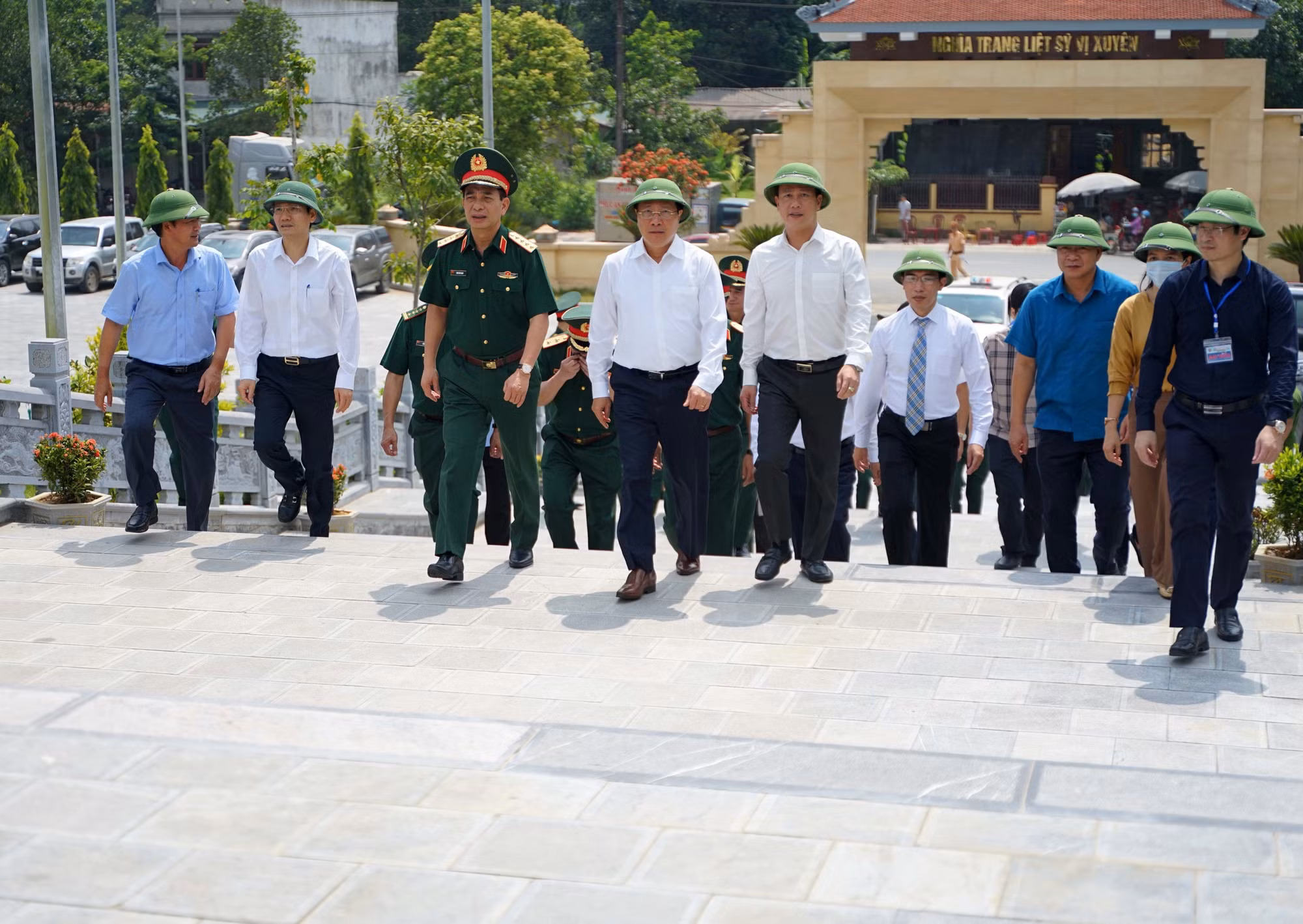 Phó Thủ tướng Thường trực Phạm Bình Minh dâng hương tại Nghĩa trang Liệt sỹ Quốc gia Vị Xuyên ảnh 4