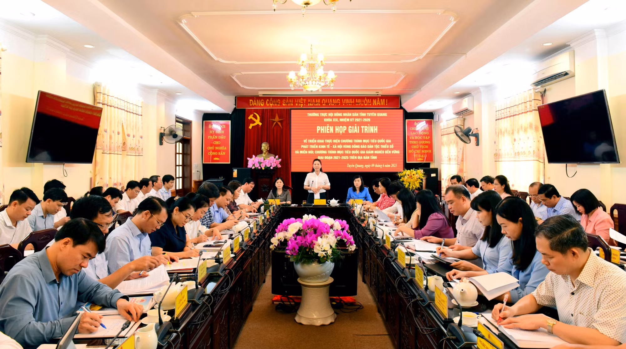 Bà Lê Thị Kim Dung, Phó Bí thư Thường trực Tỉnh ủy, Chủ tịch HĐND tỉnh Tuyên Quang phát biểu tại cuộc họp. Ảnh: Quang Cường