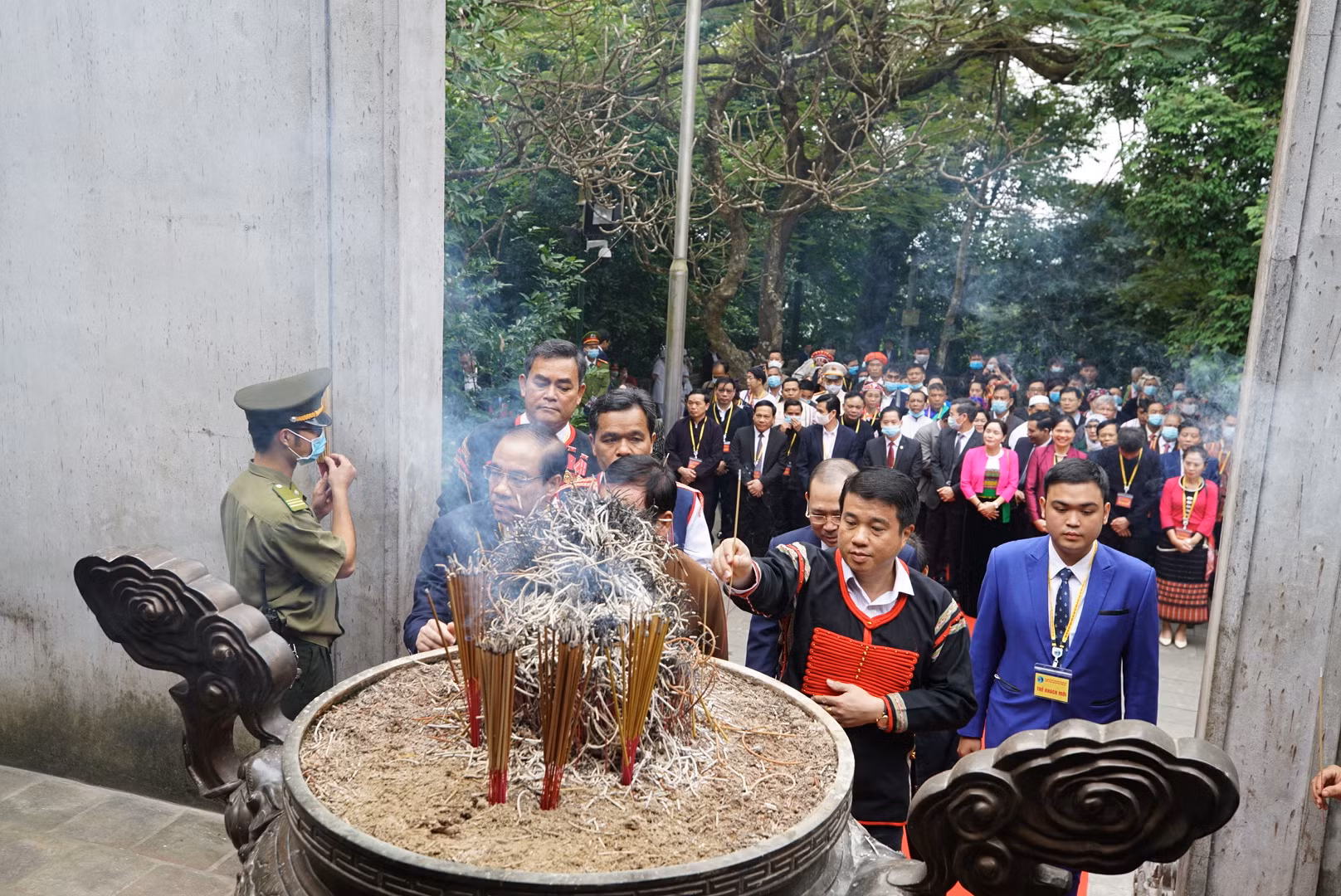 Đoàn đại biểu dự Đại hội đại biểu toàn quốc các dân tộc thiểu số Việt Nam lần thứ II dâng hương tưởng niệm các Vua Hùng ảnh 5
