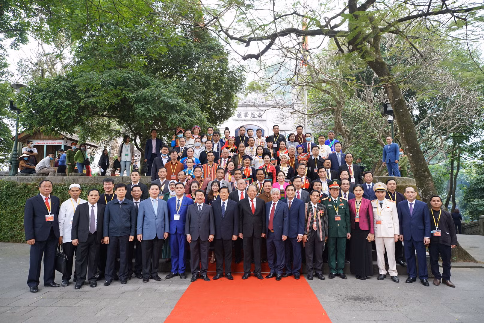 Đoàn đại biểu dự Đại hội đại biểu toàn quốc các dân tộc thiểu số Việt Nam lần thứ II dâng hương tưởng niệm các Vua Hùng ảnh 7