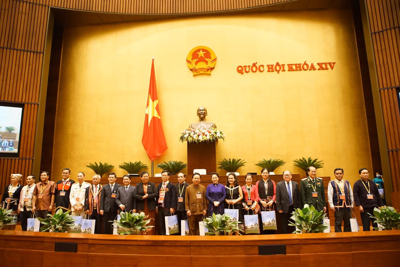 Chủ tịch Quốc hội Nguyễn Thị Kim Ngân gặp mặt Đoàn đại biểu dự Đại hội đại biểu toàn quốc các dân tộc thiểu số Việt Nam lần thứ II ảnh 9